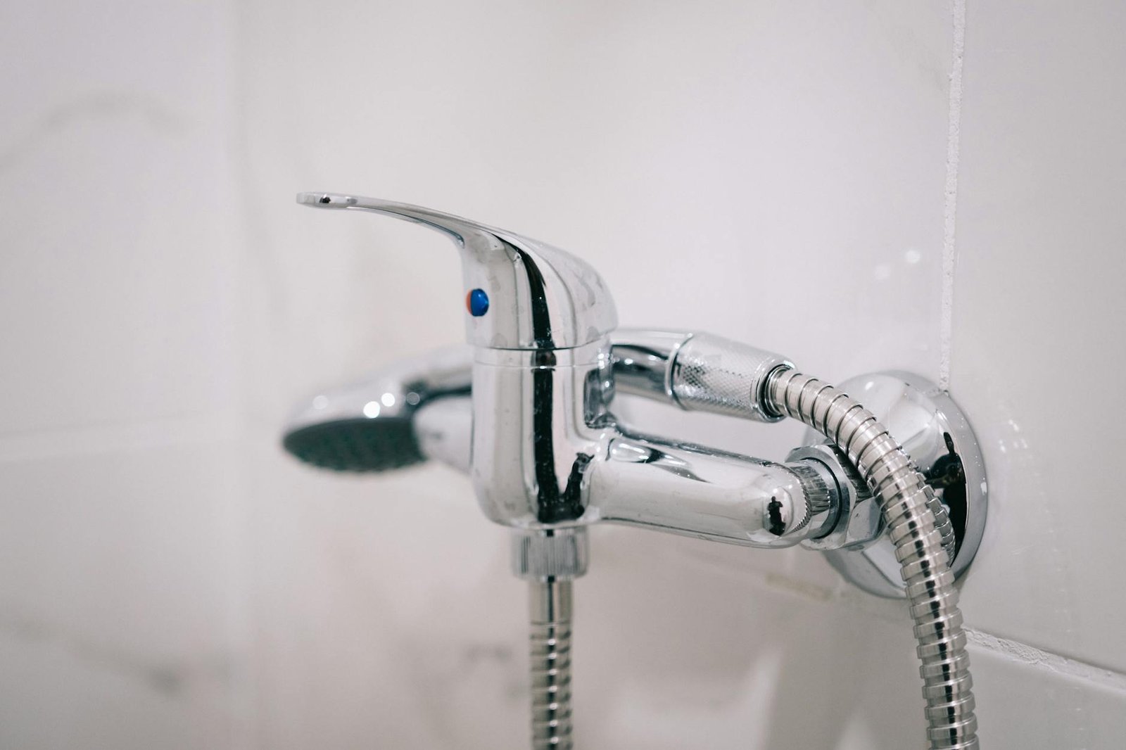 Chuveiro e torneira limpos sem calcário com produtos caseiros como vinagre e bicarbonato