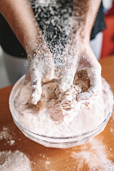 Preparando massa de pão caseiro sem sova com farinha e água