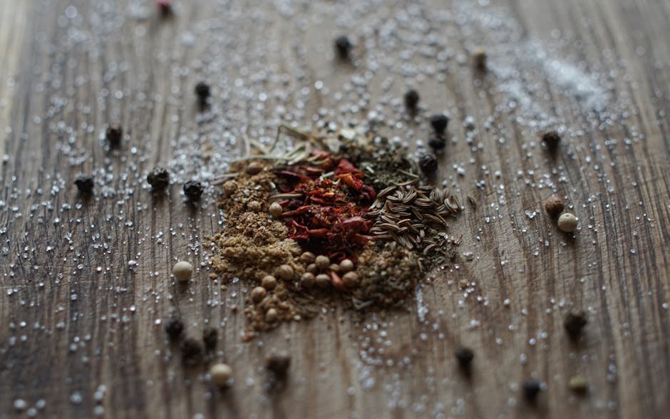 Variedade de temperos caseiros e especiarias em potes de vidro sobre superfície de madeira rústica