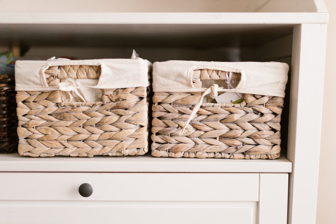 como organizar armário de banheiro usando cestos para separar produtos