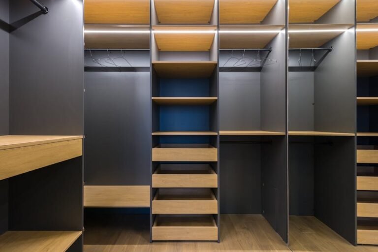 Como Dobrar Roupas Estilo Marie Kondo: Guia Completo com 8 Técnicas que Economizam Espaço