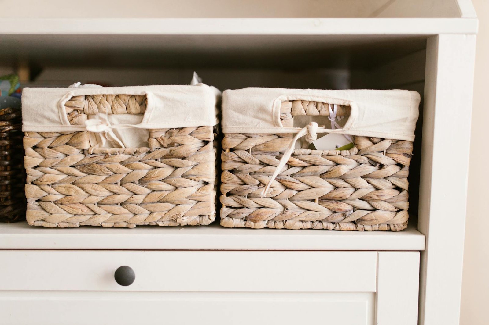 como organizar remédios em casa usando cestos e prateleiras sem bagunça
