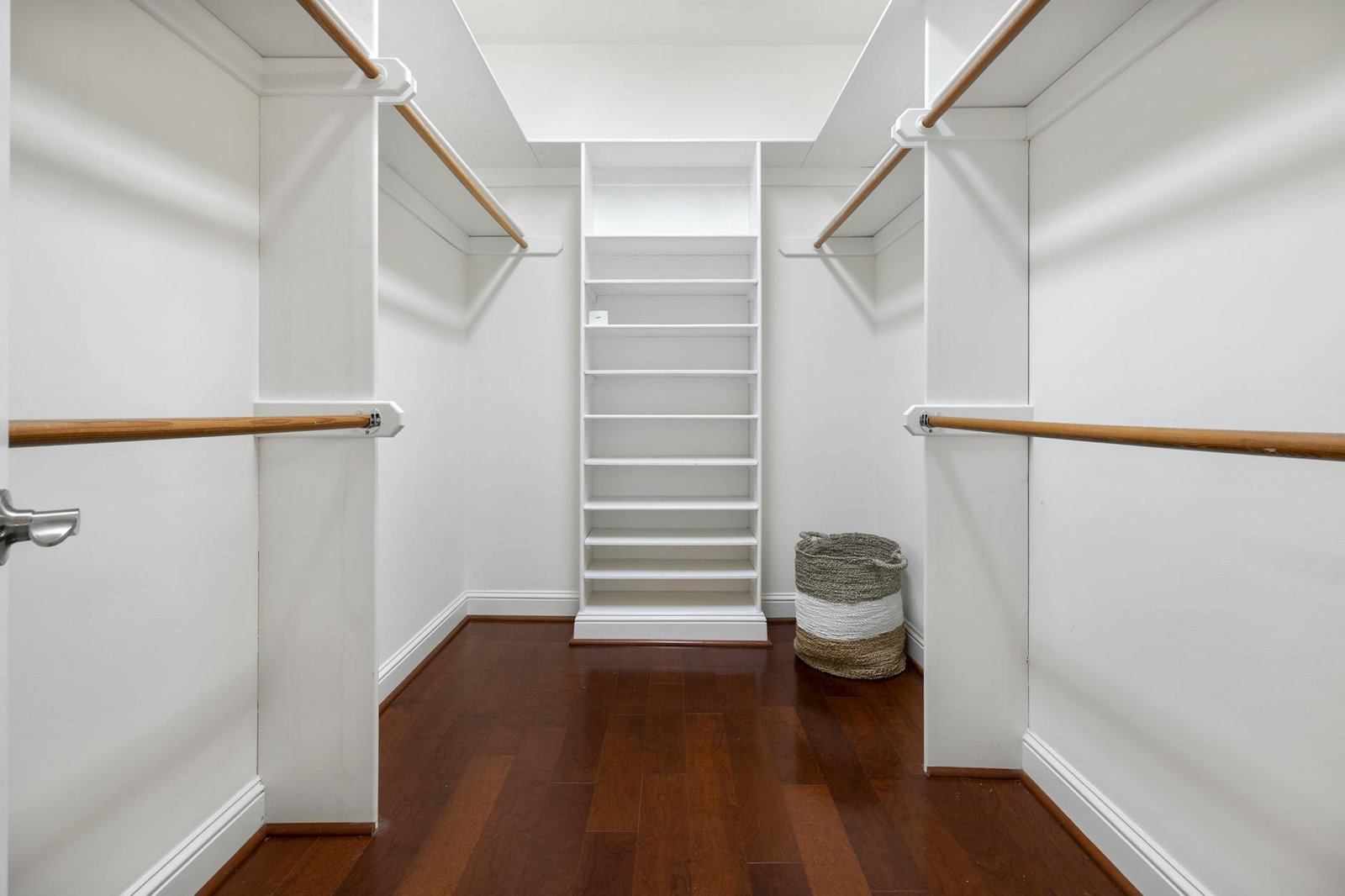 como organizar roupas de cama em armário limpo e funcional