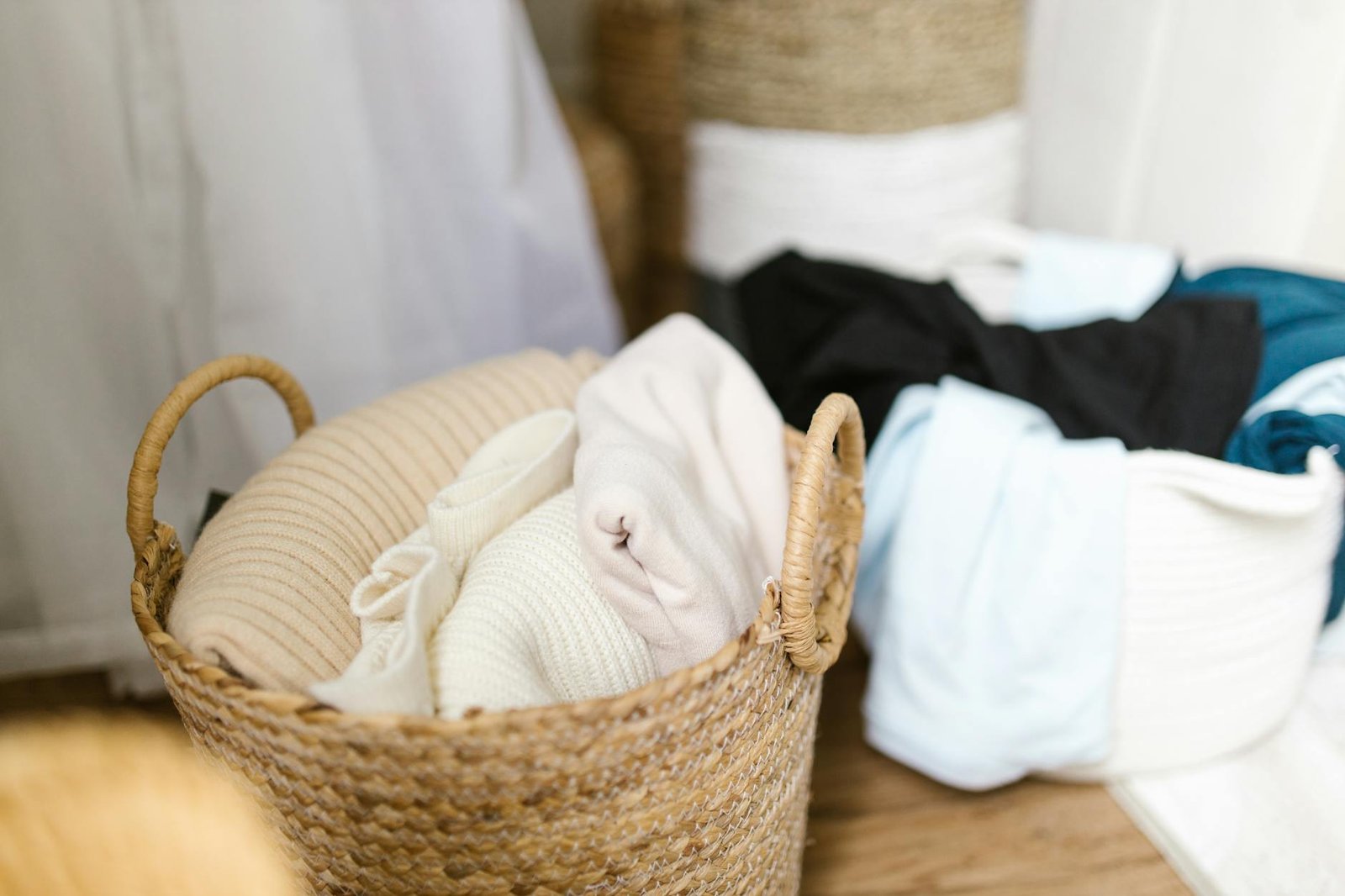 como organizar roupas de cama usando cestos e dobras compactas
