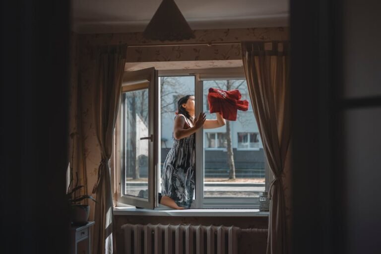 como limpar cortinas em casa com pano úmido e cuidado na janela