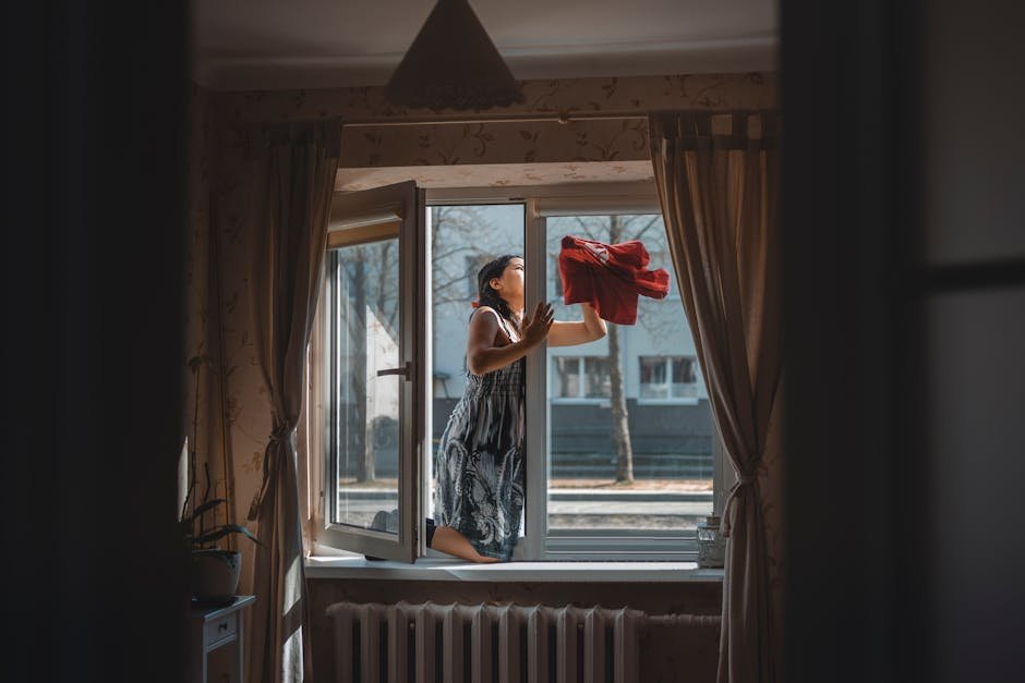 como limpar cortinas em casa com pano úmido e cuidado na janela