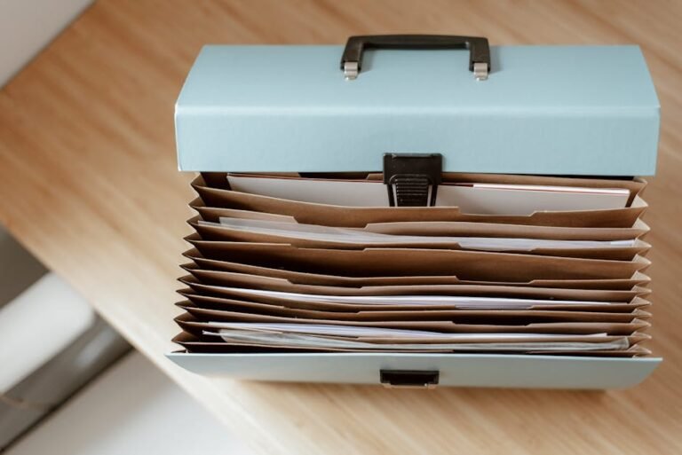 como organizar documentos em casa com pastas e papéis separados sobre a mesa