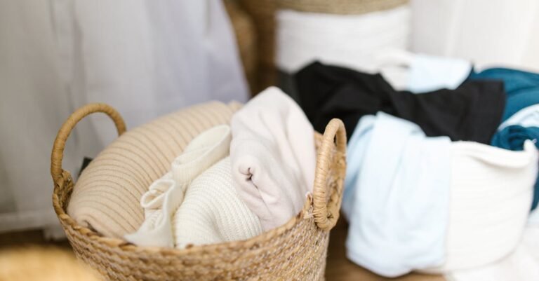 Como organizar área de serviço pequena com cestos e roupas separadas