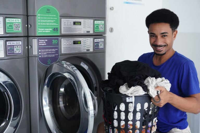 organizar lavanderia pequena com prateleiras e cestos em casa