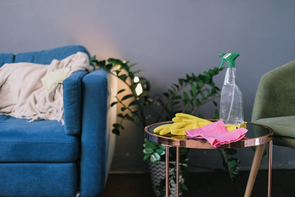 Produtos caseiros para limpar sofa estofado: vinagre, bicarbonato e detergente sobre mesa