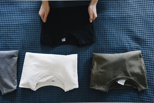 Técnica de dobramento de roupas estilo Marie Kondo para organizar gavetas e economizar espaço