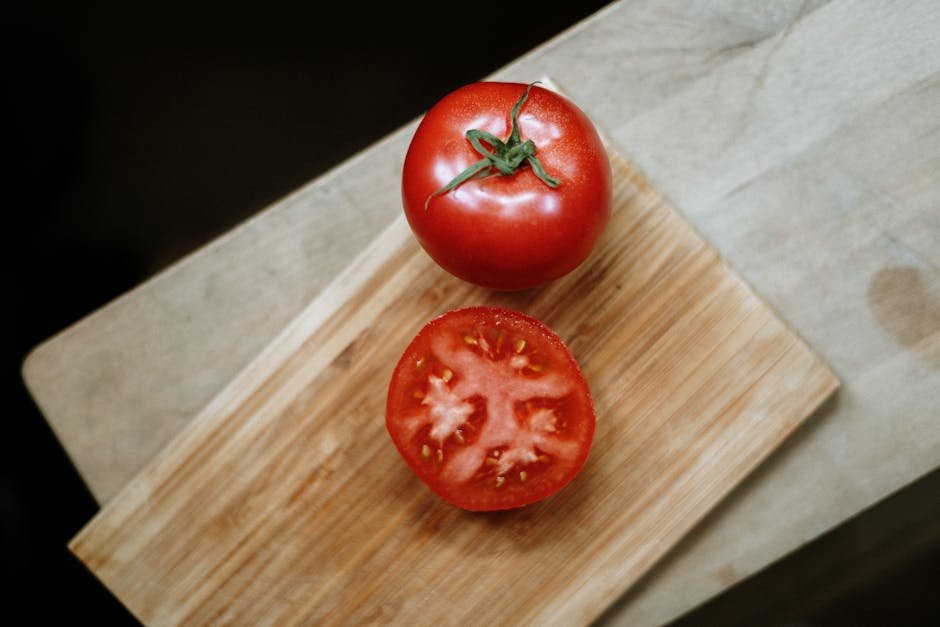 Tomates frescos selecionados para preparar molho de tomate caseiro — ingrediente principal e econômico