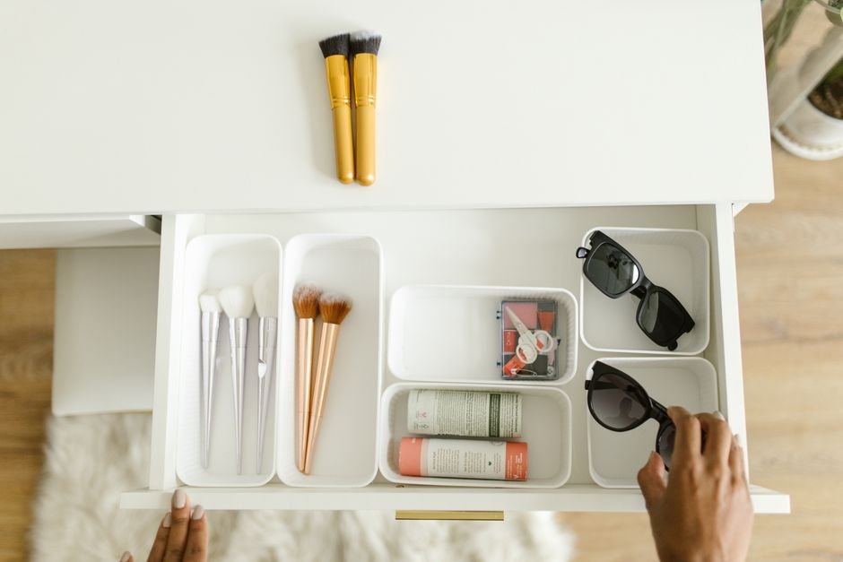 Gavetas organizadas com produtos de higiene pessoal e cosméticos