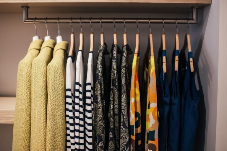 Closet organizado com roupas penduradas em hastes metálicas e caixas de armazenamento