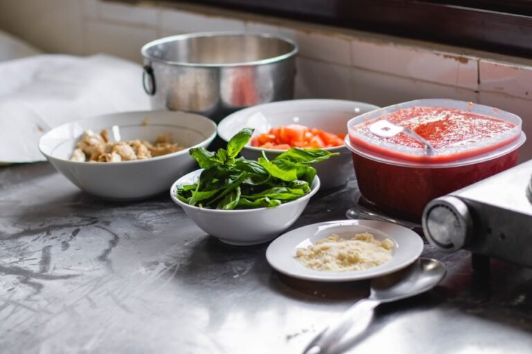 Ingredientes frescos para fazer extrato de tomate caseiro