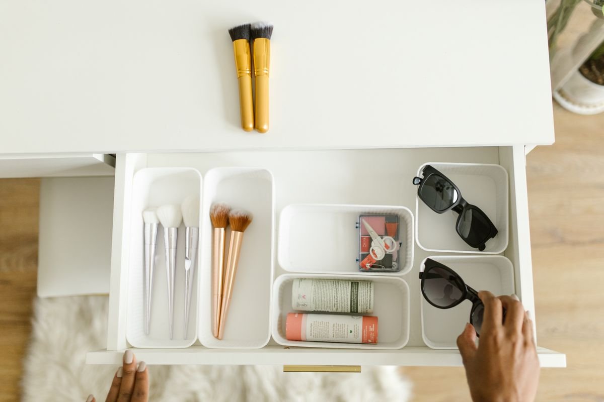 Gaveta organizada com divisorias e cosmeticos separados por categoria