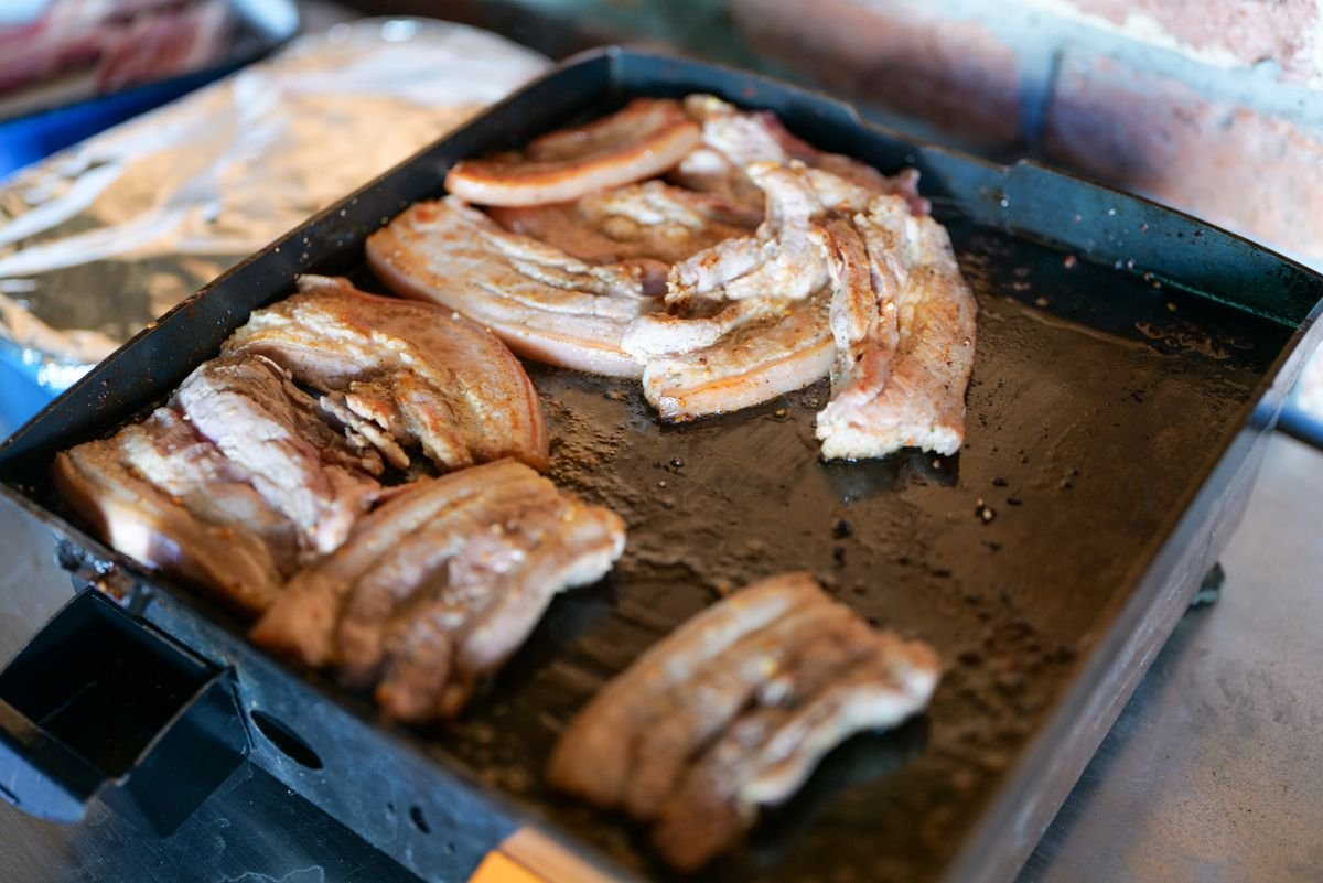 Chapa de grill eletrico com carne em preparo