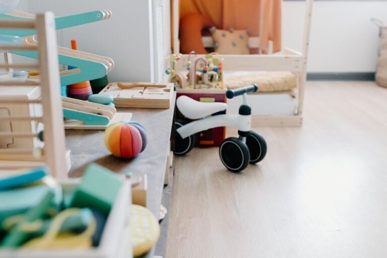 Quarto de criança com brinquedos de madeira organizados em cestos no canto
