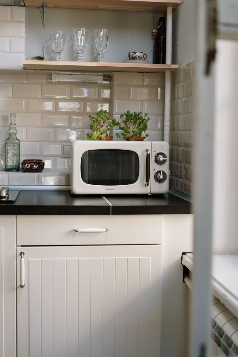 Micro-ondas branco vintage limpo em cozinha retro