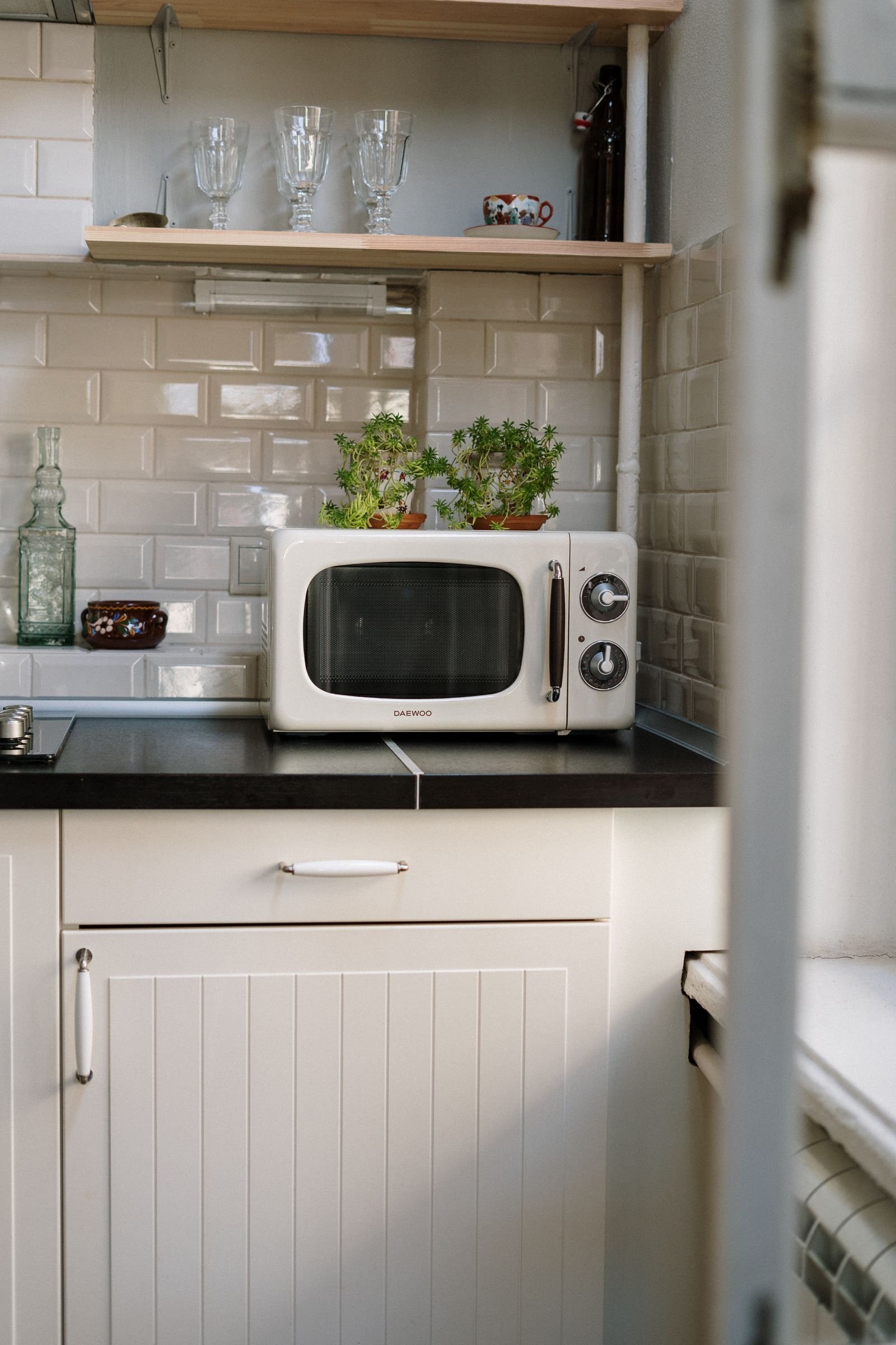 Micro-ondas branco vintage limpo em cozinha retro