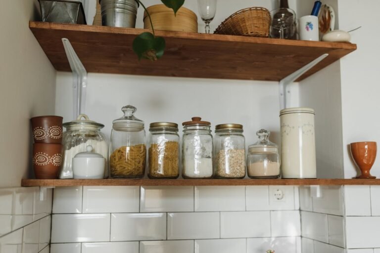 Prateleira de cozinha com potes de vidro organizados e etiquetados