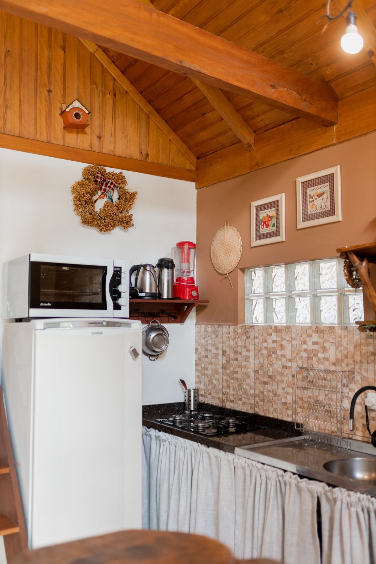 Micro-ondas em cozinha rustica