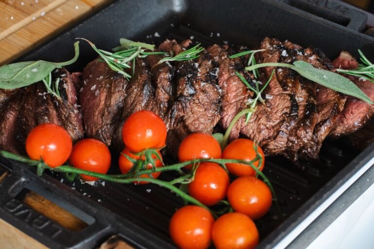 Carne grelhada com alecrim em grill eletrico de mesa