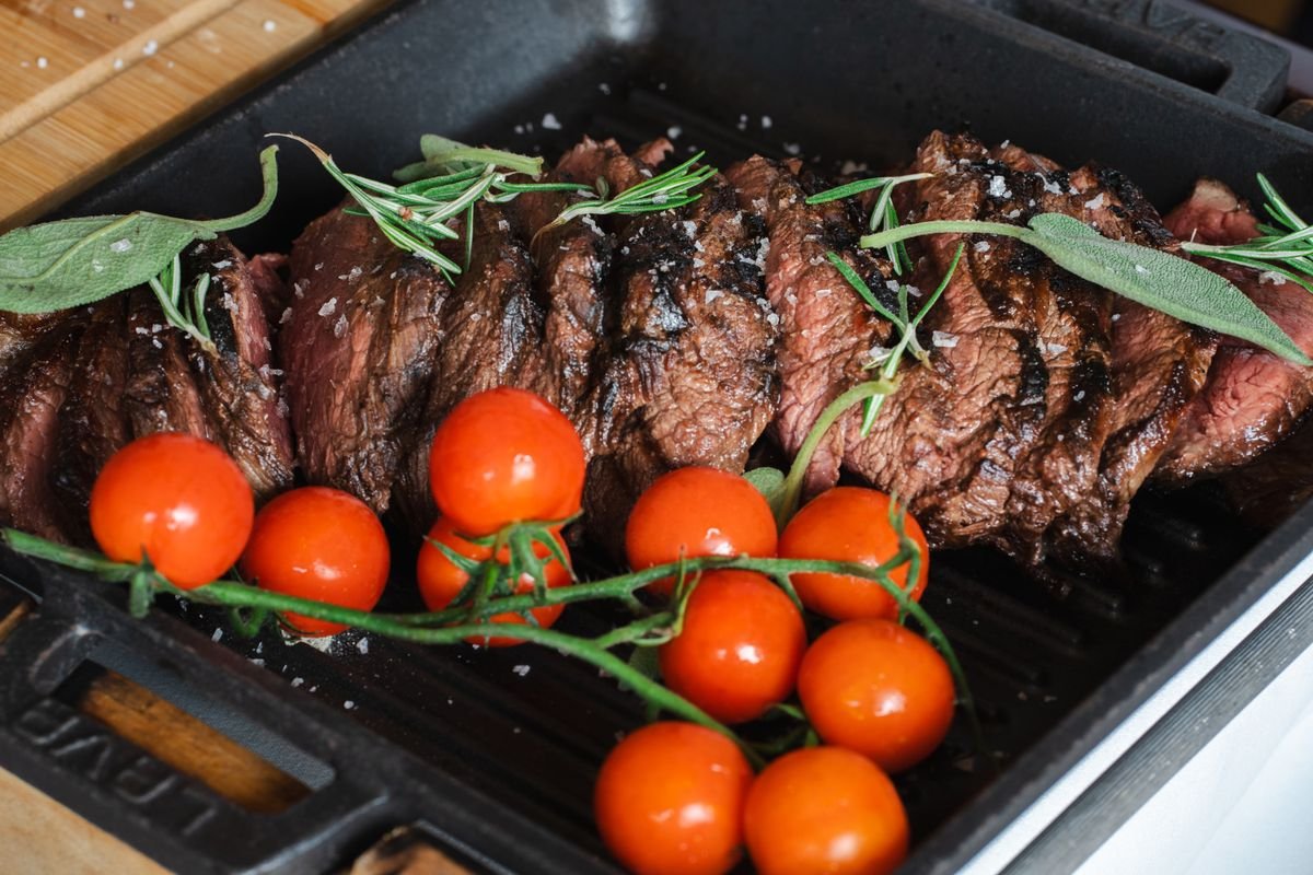Carne grelhada com alecrim em grill eletrico de mesa