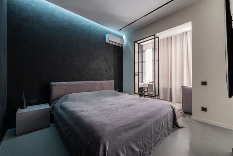 Quarto moderno com ar-condicionado split instalado na parede, ambiente limpo e arejado