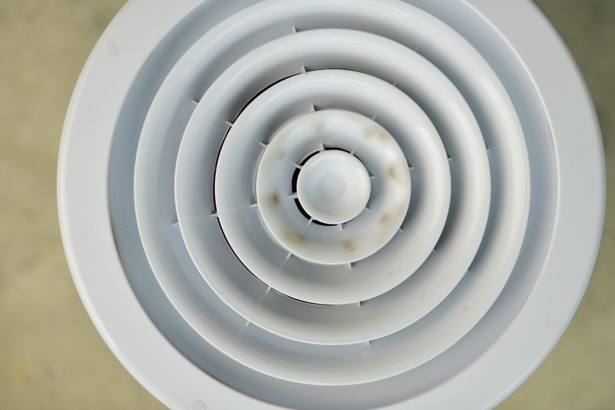 Difusor de teto circular de ar-condicionado com anéis concêntricos visto de baixo