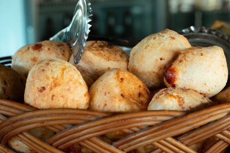 Como Fazer Pão de Queijo Caseiro: Guia Completo Para Ficar Crocante por Fora e Macio por Dentro