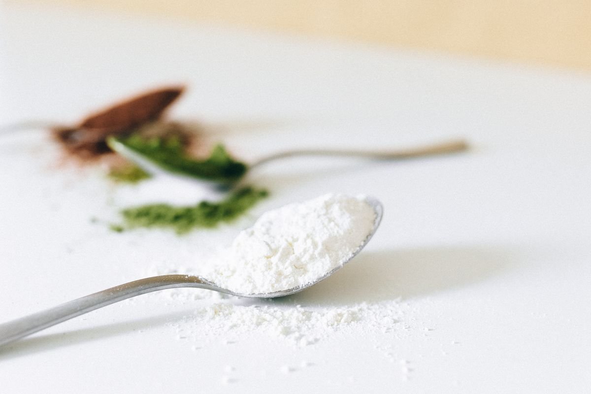 Bicarbonato de sódio em colher, ingrediente chave para limpar tênis branco