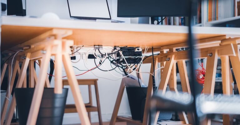 Como Organizar Cabos, Fios e Carregadores em Casa: Guia Completo Para Acabar com a Bagunça e Encontrar Tudo Rapidamente