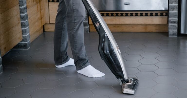 Como Limpar Piso de Porcelanato: Guia Completo Para Tirar Manchas, Deixar Brilhando e Evitar Produtos Caros