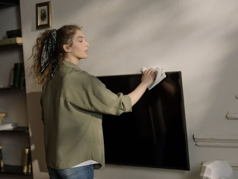 Como Limpar Tela de TV em Casa: Guia Completo Para Remover Poeira, Marcas e Gordura Sem Riscar