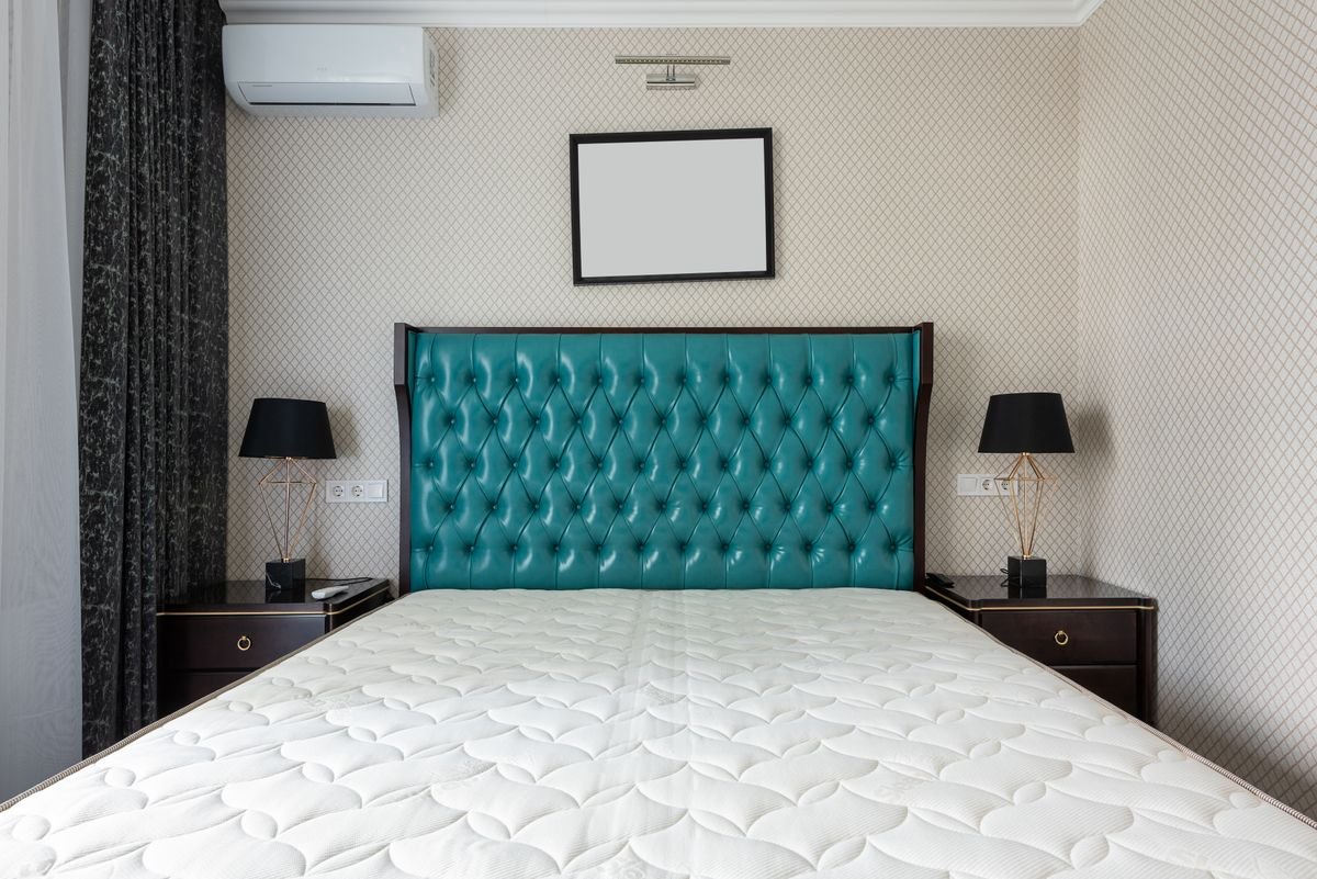 Quarto com cama e colchao limpo