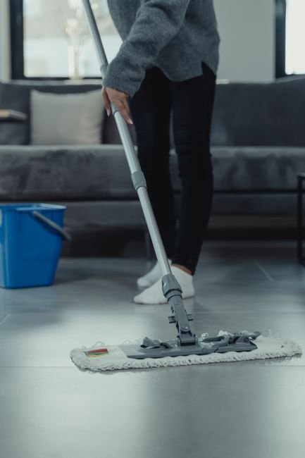 Mop passando no piso de porcelanato na fase de acabamento