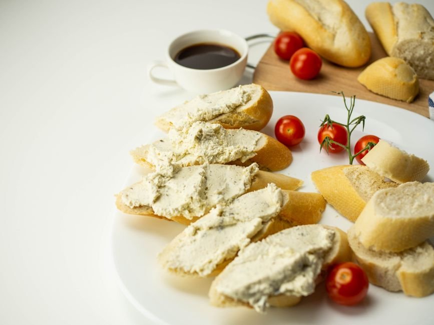 Pão fresco com requeijão caseiro cremoso