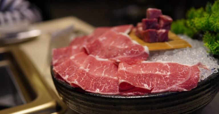 Fatias finas de carne bovina sobre gelo picado para manter a temperatura durante o descongelamento
