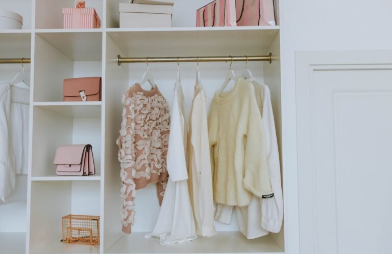 Como Organizar Guarda-Roupa: Guia Completo Para Acabar com a Bagunca