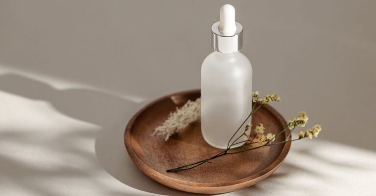 Frasco cosmético branco e decoração minimalista sobre bandeja de madeira