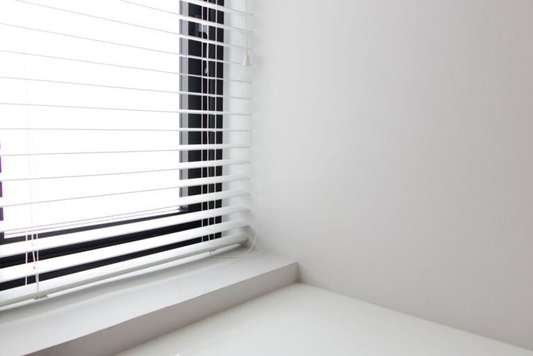 Persiana horizontal branca em janela de sala moderna e bem iluminada