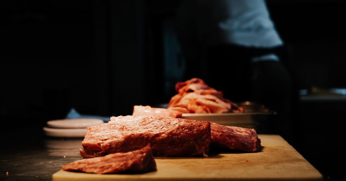 Carne crua sobre tábua de madeira pronta para ser temperada apos o descongelamento correto