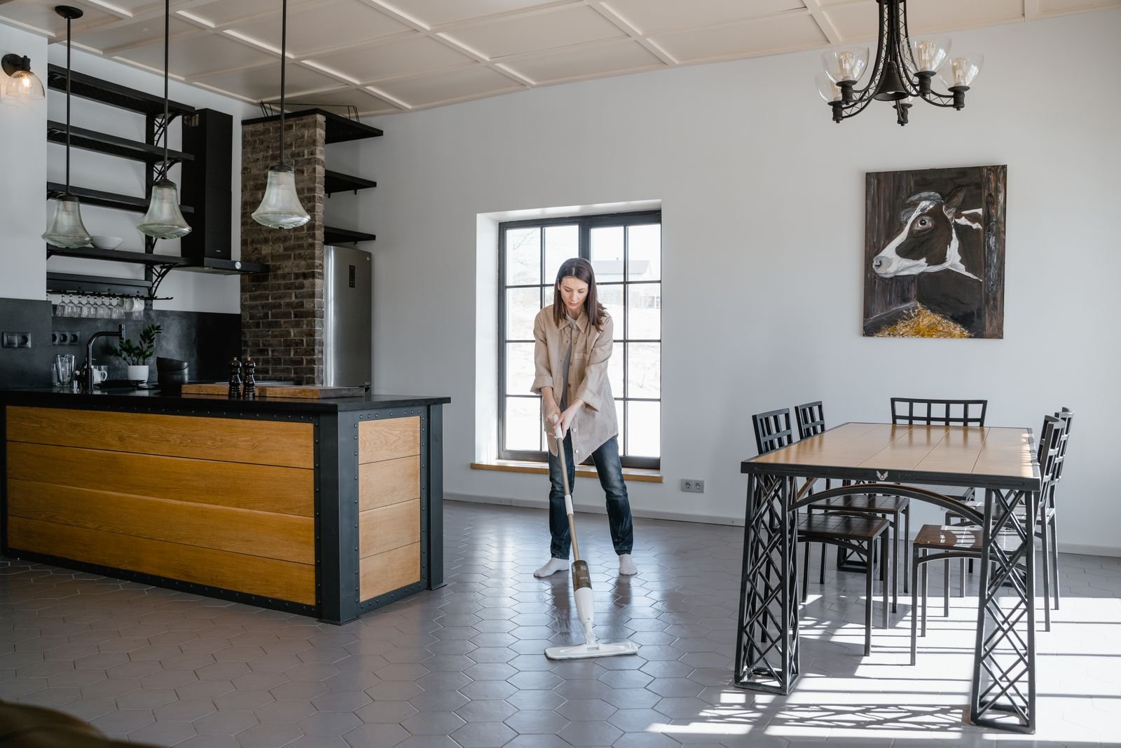 Mop passando pano umido em piso de madeira para limpeza profunda em sala de estar contemporanea