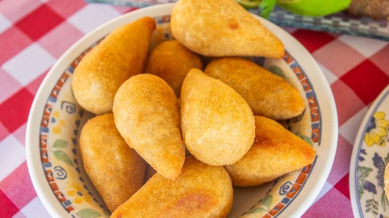 Como Fazer Massa de Coxinha Caseira: Guia Completo Para uma Massa Crocante por Fora, Macia por Dentro e que Não Abre na Hora de Fritar