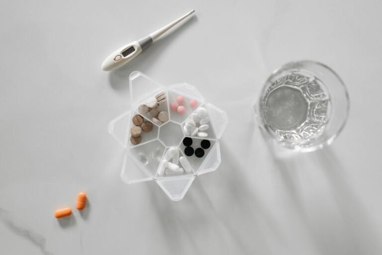 Como Organizar Remédios e Medicamentos em Casa Sem Perder a Validade: Guia Completo Para Acabar com o Caos do Armário e Manter Tudo Seguro