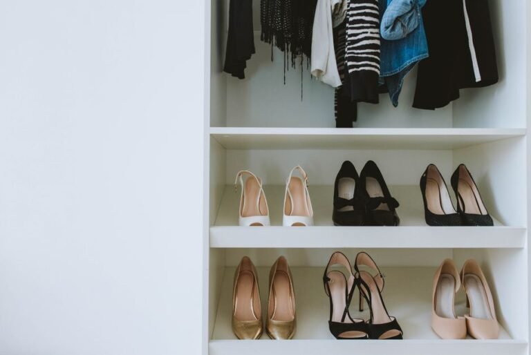 Sapateira organizada com sapatos femininos em prateleiras claras