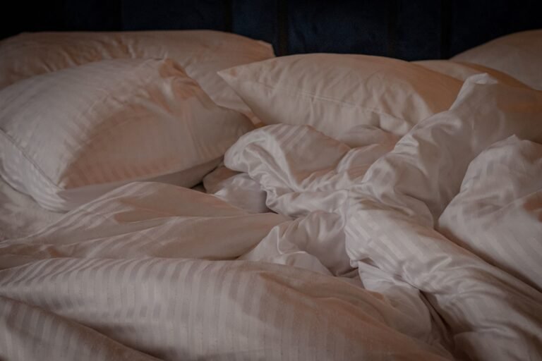 Edredom branco sobre cama de casal com travesseiros: como lavar edredom em casa sem empelotar