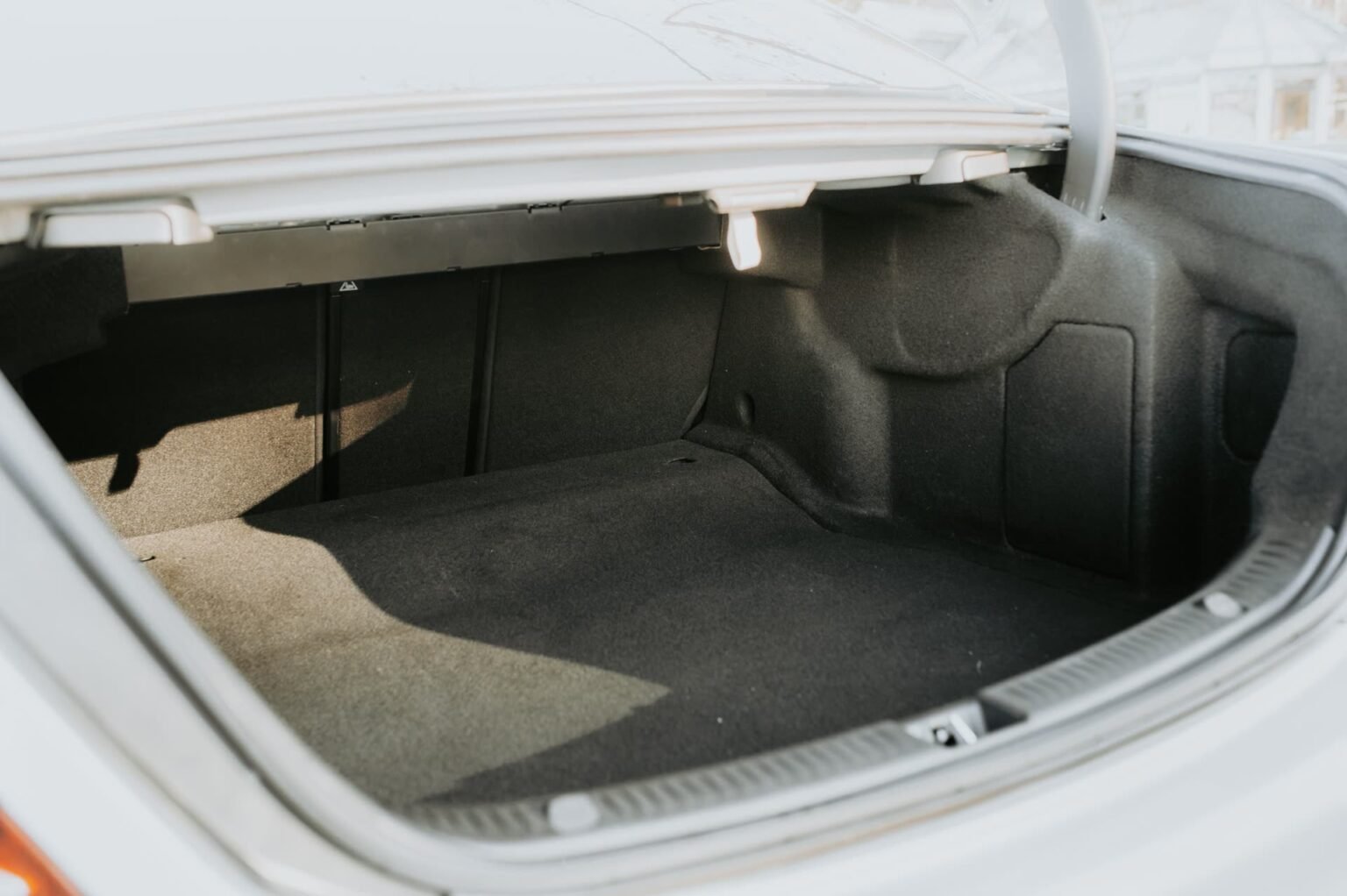 Porta-malas vazio e limpo, com o assoalho à vista, pronto para ser organizado: como organizar o porta-malas do carro por zonas